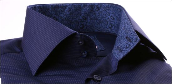 Chemise bleu marine à fines rayures bleues, col et poignets à motifs fleuris bleus 