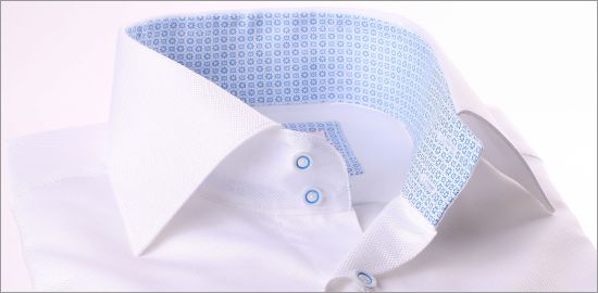 Chemise blanche à col et poignets à motifs bleus