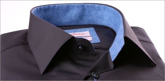 Chemise gris foncé à col et poignets à motifs fleuris bleus