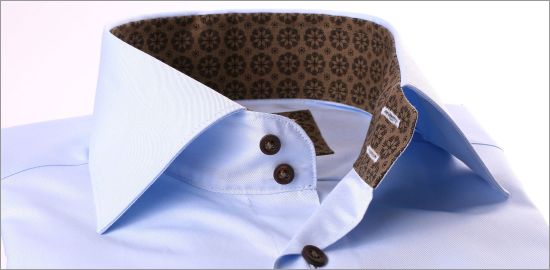 Chemise bleu clair à col et poignets à motifs marrons