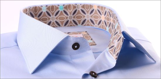 Chemise bleu clair à col et poignets à motifs beiges