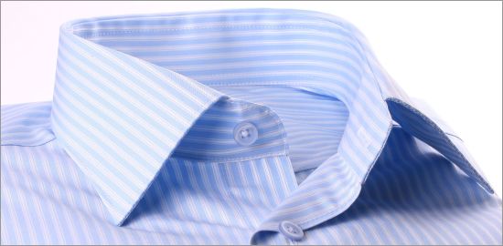 Chemise bleue à rayures blanches
