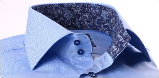 Chemise bleue à col et poignets à motifs bleus