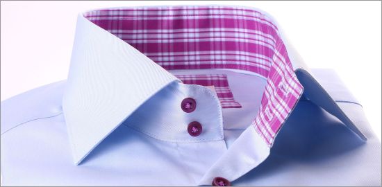 Chemise bleu clair à col et poignets à carreaux violets et bleus