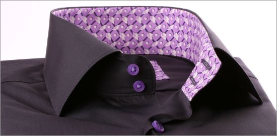 Chemise gris foncé à col et poignets à motifs mauves