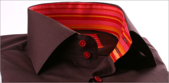 Chemise marron à col et poignets à rayures rouges, roses et jaunes