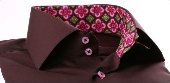 Chemise marron foncé à col et poignets à motifs muticolores