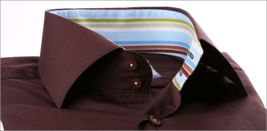 Chemise marron foncé à col et poignets rayés bleus et verts