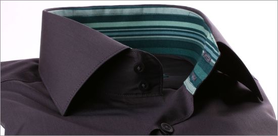 Chemise gris foncé à col et poignets rayés bleu-vert