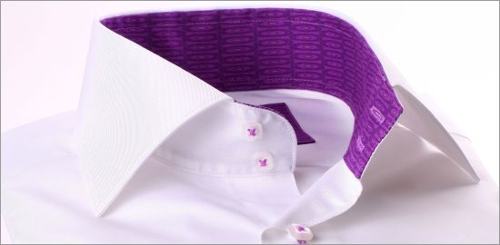Chemise blanche à col et poignets à motifs violets