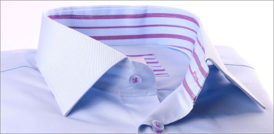Chemise bleu clair à col et poignets à rayures violettes