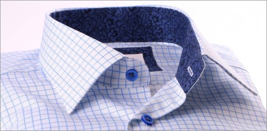 Chemise à carreaux bleus et blancs, col et poignets à motifs fleuris bleus