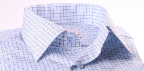 Chemise à carreaux bleus et blancs et poignets mousquetaires 
