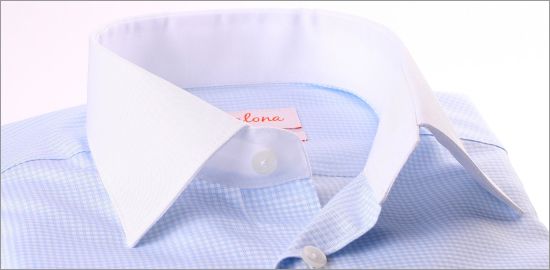 Chemise à petits carreaux bleus et blancs, col et poignets blancs