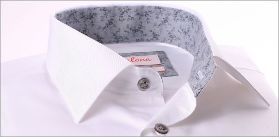 Chemise blanche à col et poignets mousquetaires à motifs fleuris gris clair