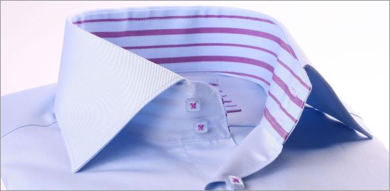Chemise bleu clair à col et poignets mousquetaires à rayures violettes