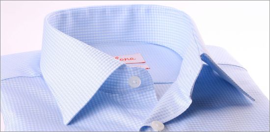 Chemise à petits carreaux bleus et blancs et poignets mousquetaires 