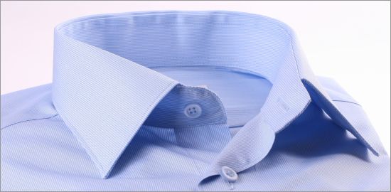 Camisa azul con rayas blancas muy finas