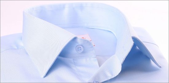 Camisa azul con puños de tela de gabardina