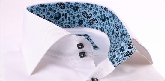 Chemise blanche à col et poignets à motifs bleus
