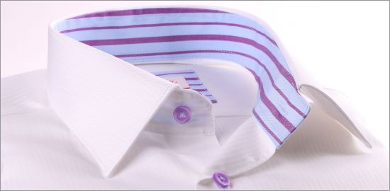 Chemise blanche à col et poignets mousquetaires à rayures bleues et mauves