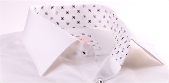 Chemise blanche à col et poignets mousquetaires à motifs carrés noirs