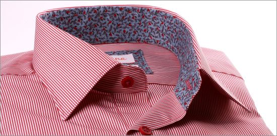 Camiseta con cuello delgado rayas rojas y blancas y puños patrón azul y rojo