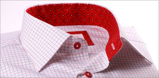 Chemise blanche à carreaux bleus grisés et rouges, col et poignets fleuris rouges