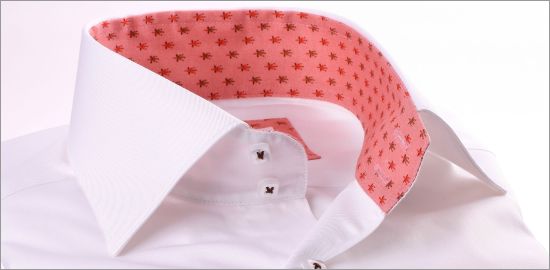 Chemise blanche à col et poignets à motifs rouges sur fond rosé