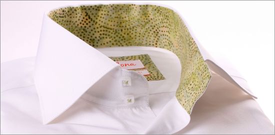 Chemise blanche à col et poignets à motifs verts