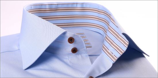 Chemise bleu clair à col et poignets à rayures marrons et bleues