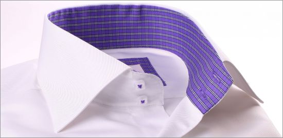 Chemise blanche à col et poignets à carreaux violets