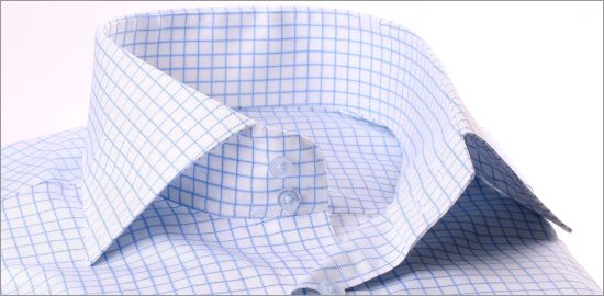 Camisa blanca con cuadros azules