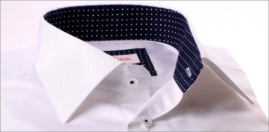 Chemise blanche à col et poignets à petits pois blancs et bleus