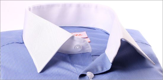 Camisa azul con finas rayas blancas, cuello y puños blancos