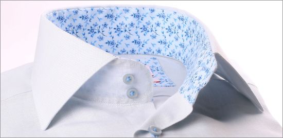 Chemise en lin gris clair à col et poignets à motifs fleuris bleus