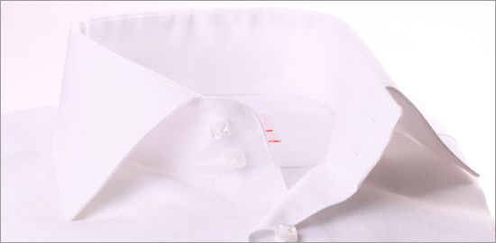 Chemise blanche en lin à poignets mousquetaires