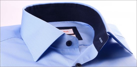 Chemise bleue à petits carreaux, col et poignets unis bleu marine 