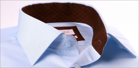 Chemise bleu clair à col et poignets à motifs marrons