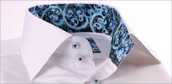 Chemise blanche à col et poignets à motifs bleus et verts