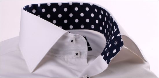 Chemise blanche à col et poignets à pois blancs sur fond marine