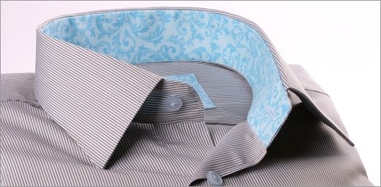 Chemise à fines rayures grises, col et poignets à motifs bleu clair