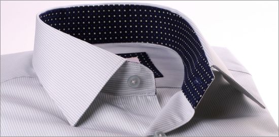 Chemise à fines rayures gris clair et blanches à col et poignets à petits pois blancs et bleus