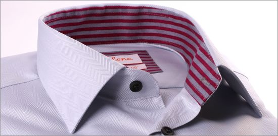 Chemise gris clair, col et poignets à rayures grises et bordeaux