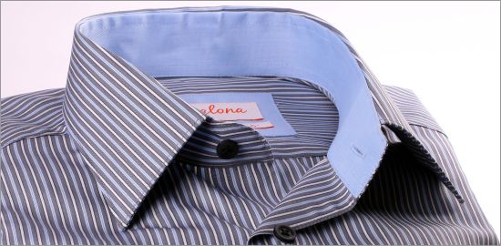 Chemise grise à rayures blanches et bleu clair, col et poignets bleus