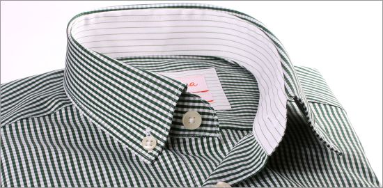Camisa a cuadros verdes y cuello y puños blancos con finas rayas verdes sobre fondo blanco