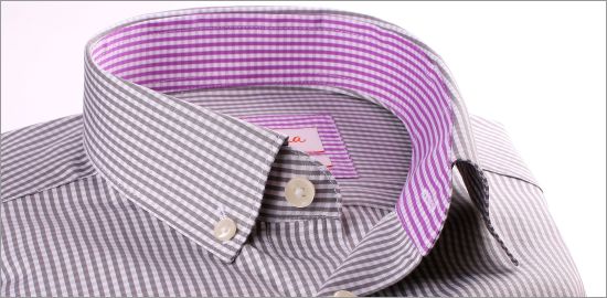 Camisa a cuadros grises y cuello y puños blancos a cuadros color púrpura