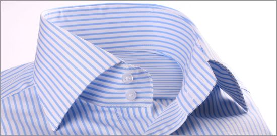 Chemise à rayures blanches et bleu clair et poignets mousquetaires