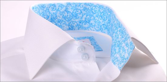 Chemise blanche à col et poignets à motifs bleu ciel