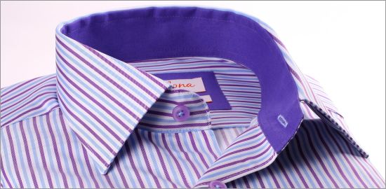 Chemise à rayures blanches, mauves et bleues, col et poignets violets
